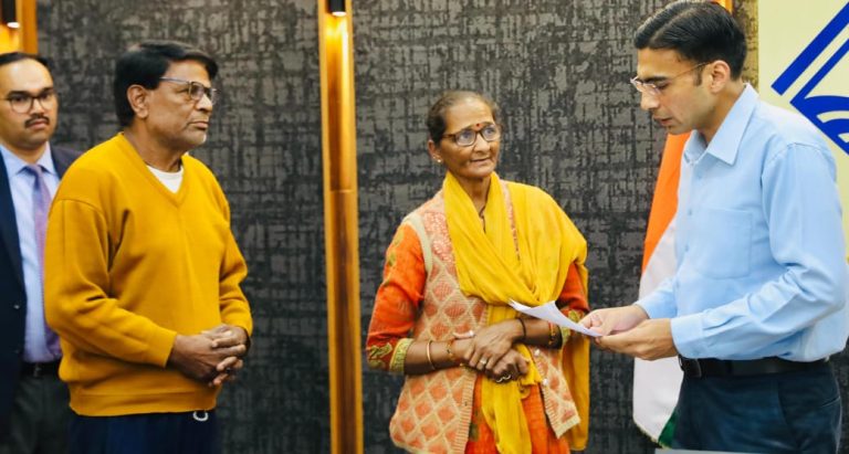 कैंसर पीड़ित मां-बाप को बेटों ने किया घर से बेदखल, डीएम ने शुरू की ‘गुंडा घोषित’ कार्रवाई 