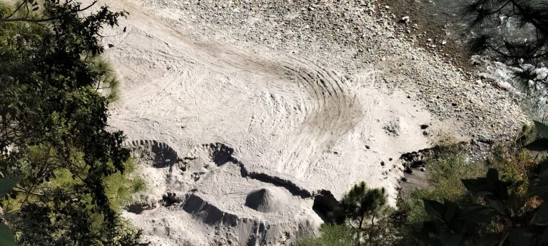 खनन माफियाओं के हौसले बुलंद, थराली में पिंडर नदी का सीना छलनी