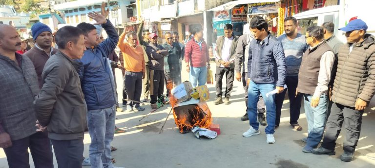 ग्वालदम-वाण सड़क निर्माण: मुख्यमंत्री के फैसले से देवाल में आक्रोश, पुतला दहन