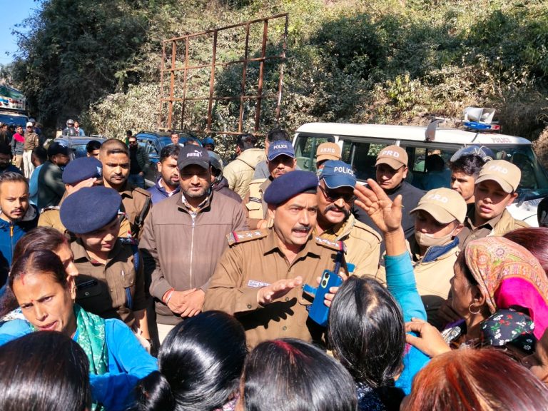 पौड़ी में गुलदार का आतंक: महिला की मौत के बाद ग्रामीणों का हाईवे पर उग्र प्रदर्शन
