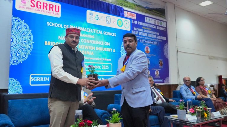 एसजीआरआरयू में नेशनल कॉन्फ्रेंस सफलतापूर्वक सम्पन्न, देशभर के विशेषज्ञों ने फार्मा शिक्षा व उद्योग सहयोग पर रखे विचार