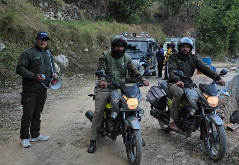 मानव-वन्यजीव संघर्ष रोकथाम हेतु माणिकनाथ रेंज, नरेन्द्रनगर वन प्रभाग कार्मिकों द्वारा निकाला गया फ्लैग मार्च