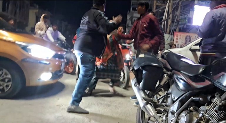 दिनेशपुर : रॉन्ग साइड आने पर हुआ बवाल, महिला पुरुष में हुई जूतम परेड। वीडियो