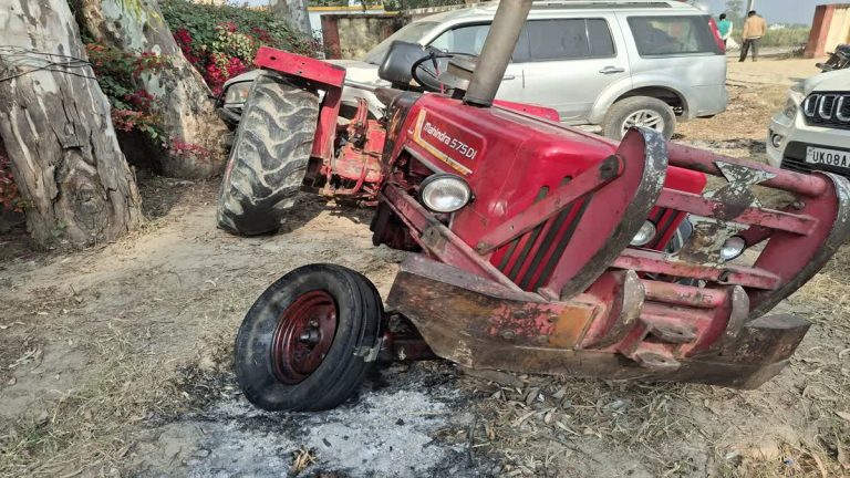 लक्सर में भीषण हादसा, ओवरलोड ट्रैक्टर-ट्रॉली का टायर फटने से दो युवकों की मौत