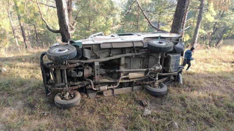 द्वाराहाट क्षेत्र में दर्दनाक सड़क दुर्घटना, चालक की मौत, तीन लोग गंभीर