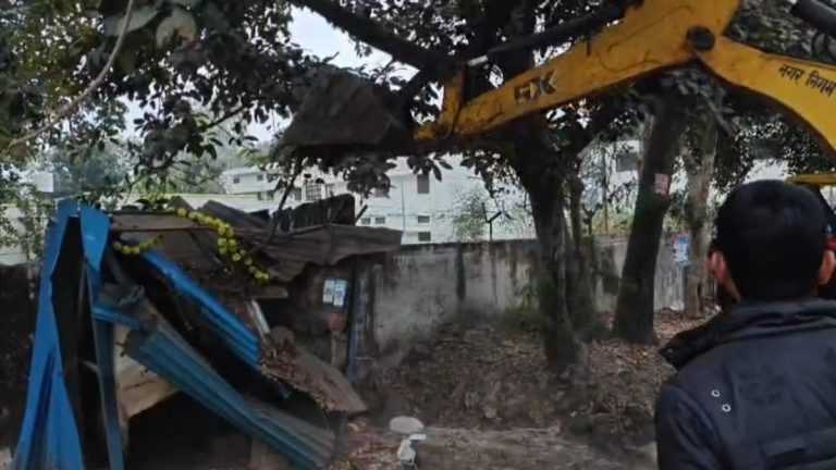 हल्द्वानी में सड़क किनारे अवैध कब्जे पर चला बुलडोजर, प्रशासन ने दी सख्त चेतावनी