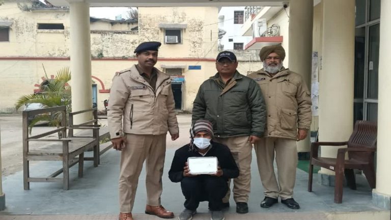 खटीमा पुलिस ने सोने के आभूषण चोरी करने वाले आरोपी को पकड़ा, 1.20 लाख रुपये बरामद