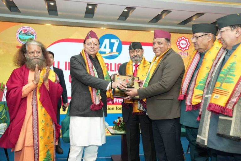 देहरादून में पीआरएसआई सम्मेलन: सूचना महानिदेशक बंशीधर तिवारी को मिला सुशासन पुरस्कार