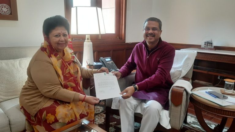 सांसद टिहरी गढ़वाल श्रीमती माला राज्य लक्ष्मी शाह ने भिलंगना विकासखंड में केंद्रीय विद्यालय की स्थापना की मांग भारत सरकार के समक्ष रखी है।