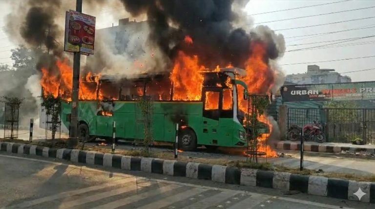 देहरादून: पर्यटक बस में लगी आग, ट्रैफिक पुलिस और अग्निशमन दल ने बचाई 40 छात्रों की जान