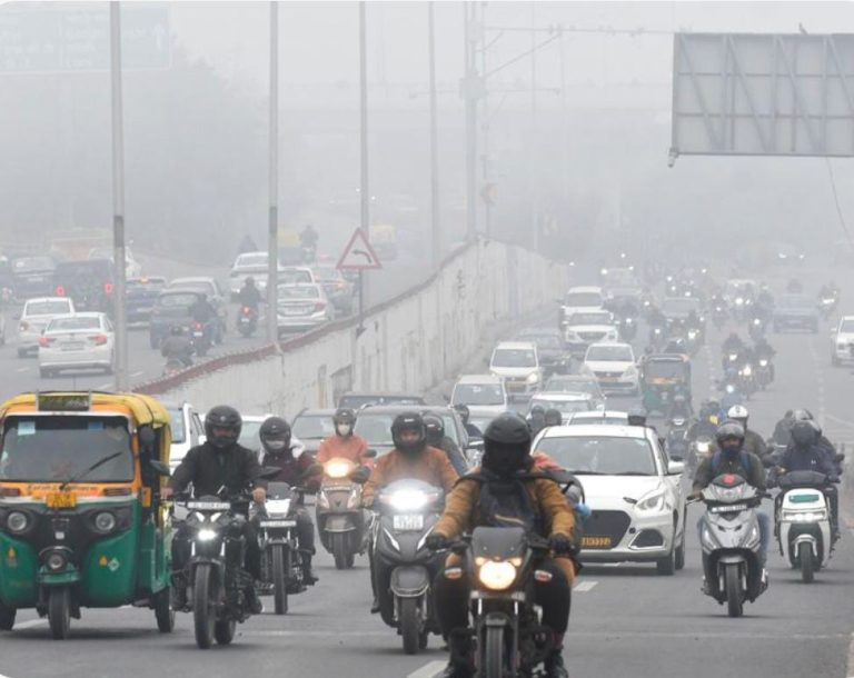 दिल्ली में घने कोहरे का कहर: 152 उड़ानें रद्द, हवाई और रेल यातायात ठप