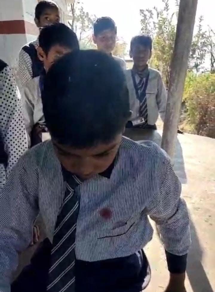 पोखरी के हरिशंकर विद्यालय में भालू की दूसरी घटना , छात्र पर किया हमला 