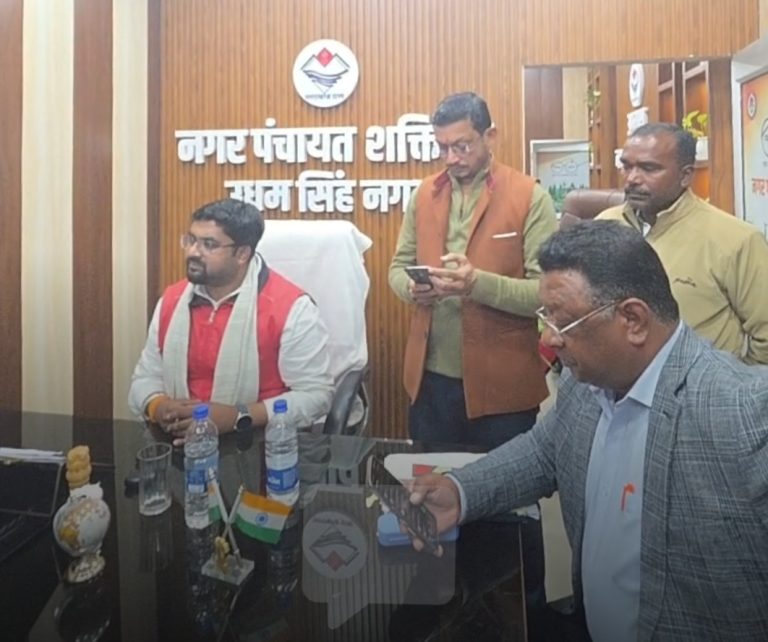 उधम सिंह नगर : अभिलेखों की जांच करने पहुंचे तहसीलदार, अध्यक्ष से हुई बहसबाजी