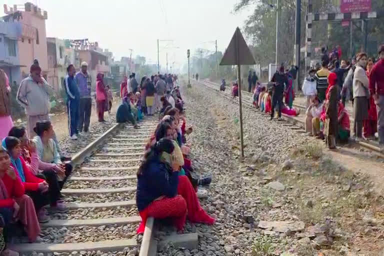 ऋषिकेश में वन भूमि सर्वे के विरोध में उग्र प्रदर्शन, रेलवे ट्रैक जाम से ट्रेनें ठप, पुलिस पर पथराव