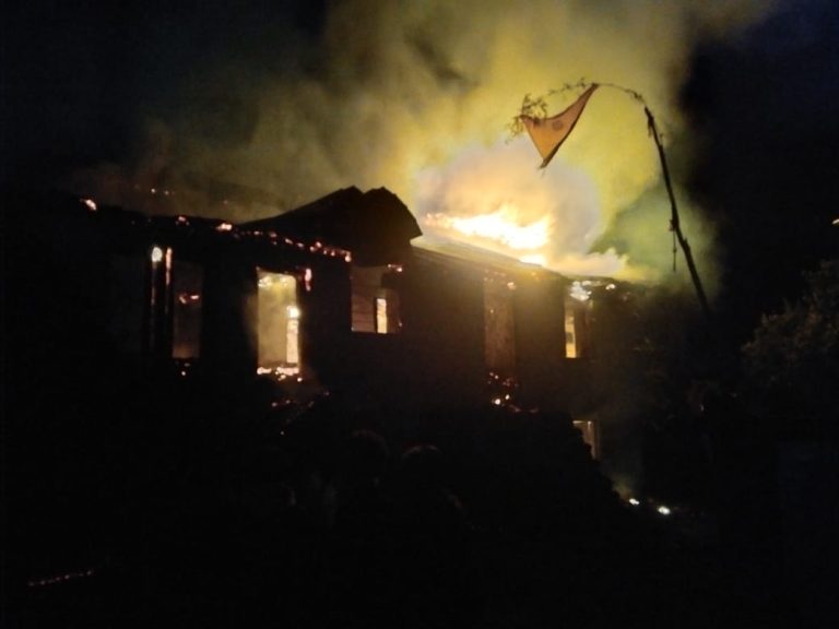 पिथौरागढ़ के देवलथल में भीषण अग्निकांड, चार परिवार बेघर, लाखों का नुकसान