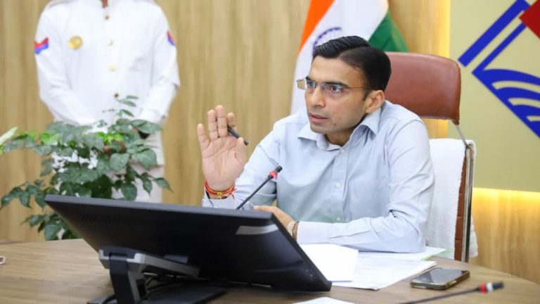 देहरादून में राजस्व अधिकारी पर कार्रवाई: अनियमित धन संग्रह के आरोप में तुरंत सस्पेंड