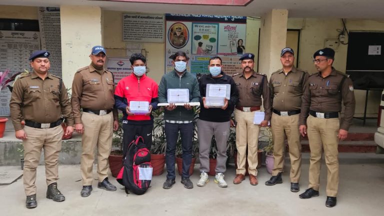 देहरादून: अंतरराज्यीय नकबजनी गिरोह के तीन शातिर सदस्य गिरफ्तार, चोरी की कार और आभूषण बरामद