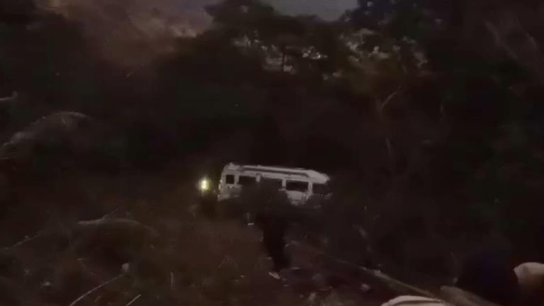 उत्तराखंड में दर्दनाक हादसा: छात्रों से भरी वाहन गहरी खाई में गिरी, कई घायल