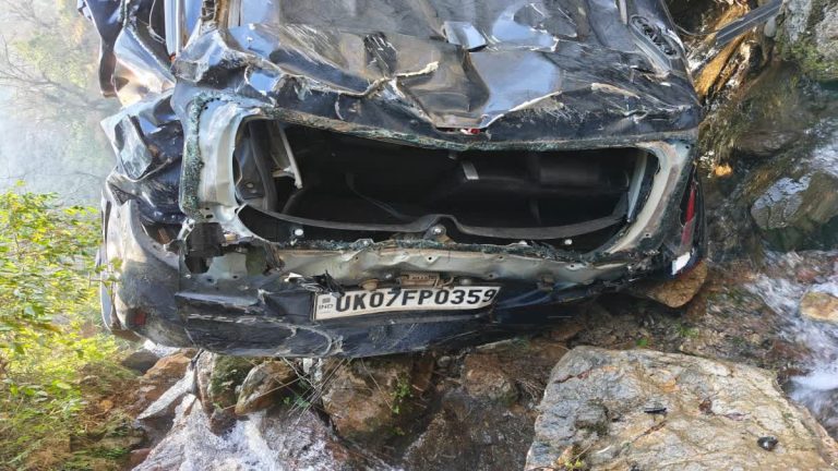 मसूरी में दिल दहला देने वाला हादसा: कैंपटी फॉल के पास खाई में गिरी कार, यूपी के युवक की मौके पर मौत