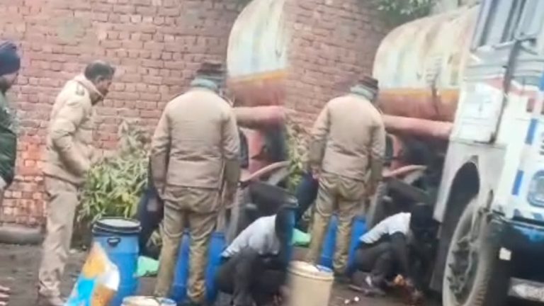 हरिद्वार में पुलिस की वर्दी पर दाग: रिश्वत लेते चौकी प्रभारी का वीडियो वायरल, SSP की सख