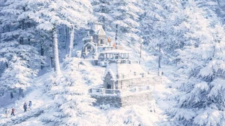 मुनस्यारी से बिनसर तक बर्फबारी, ठंड बढ़ी, स्कूल और आंगनबाड़ी बंद