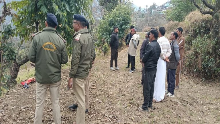 रुद्रप्रयाग में लटकती रही जिंदगी, पेड़ पर चढ़ी महिला की बिजली के झटके से मौत