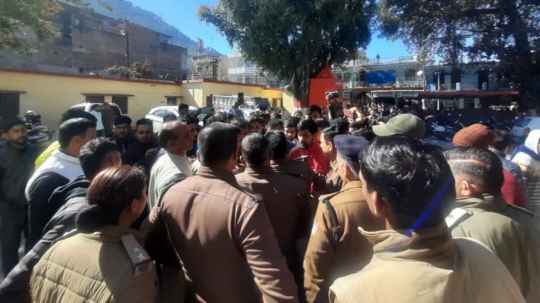 श्रीनगर गढ़वाल में पर्यटकों और स्थानीय युवाओं के बीच झड़प, ओवरटेक विवाद ने लिया हिंसक रूप, पुलिस ने संभाला मोर्चा