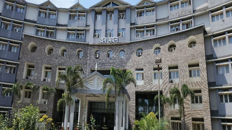 उत्तराखंड वन विभाग में बड़ी अनुशासनात्मक कार्रवाई, गोपनीय दस्तावेज़ मामले में फॉरेस्ट रेंजर सस्पेंड