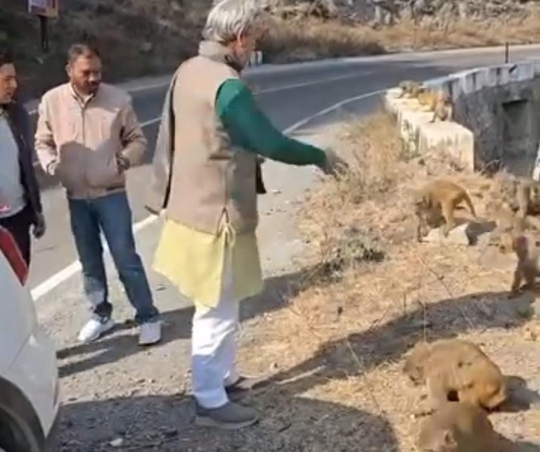 तीरथ रावत का बंदर प्रेम: दिखावा या समस्या बढ़ाना?