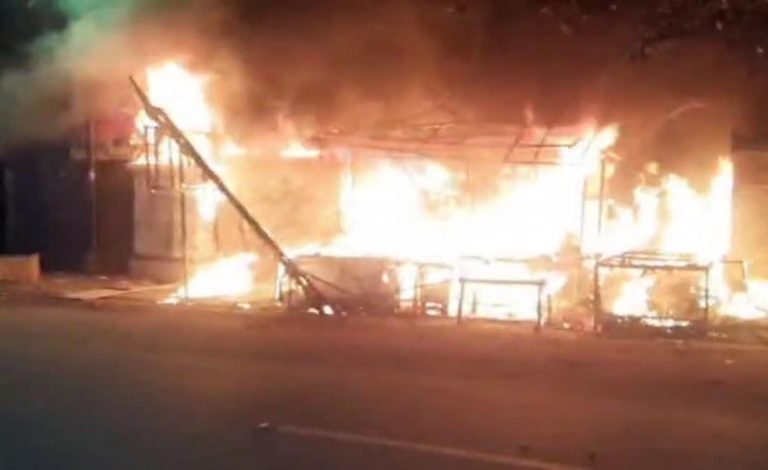 ललतारा पुल क्षेत्र में आगजनी से सात अस्थायी दुकानें पूरी तरह नष्ट