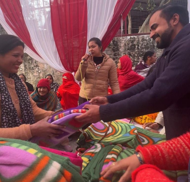 धरमपुर विधानसभा में कांग्रेस राष्ट्रीय संचार सचिव वैभव वालिया ने वितरित किए कंबल।