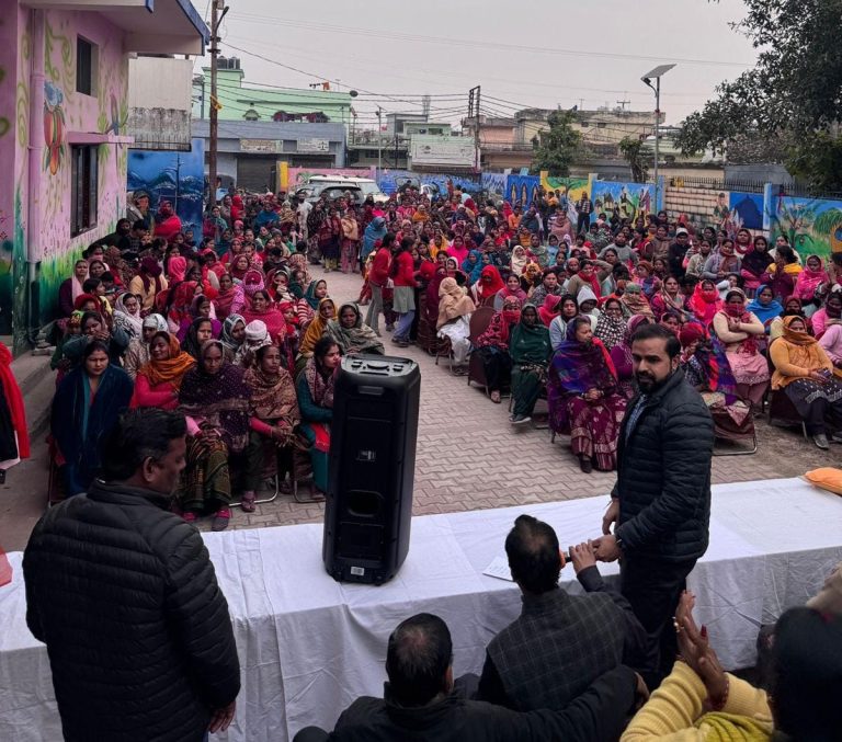 धर्मपुर विधानसभा के दीपनगर में कांग्रेस का जनसंवाद कार्यक्रम आयोजित, जरुरतमंद परिवारों को बांटे गए कंबल