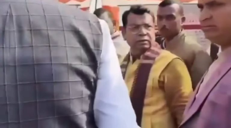 यहां फ्लैक्स में फोटो न होने पर विधायक ने फैलाया रायता वीडियो वायरल।