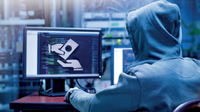 बैंक कर्मचारी पर ग्राहकों से 31 लाख से अधिक की ठगी का आरोप, केस दर्ज