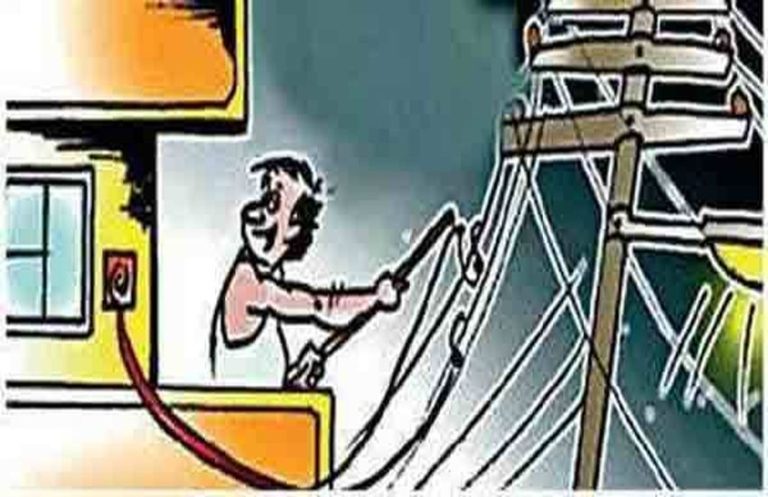 लक्सर में बिजली जांच दल पर हमला: चोरी पकड़े जाने पर महिला और बेटों ने की हाथापाई