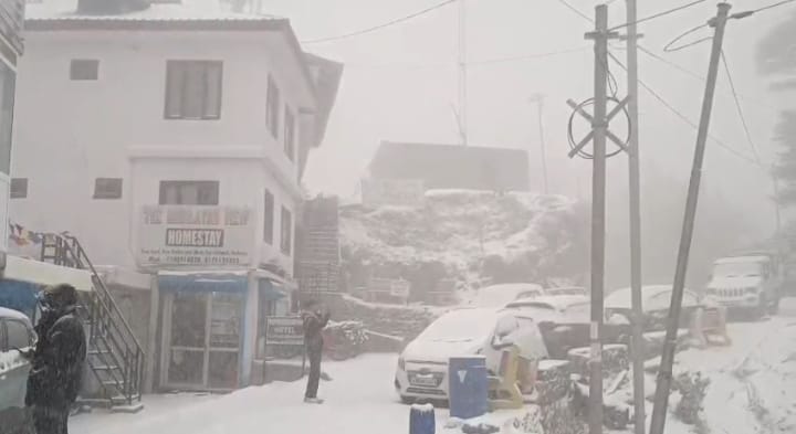 चकराता के लोखंडी में सीजन की पहली बर्फबारी, पर्यटक और कारोबारी उत्साहित