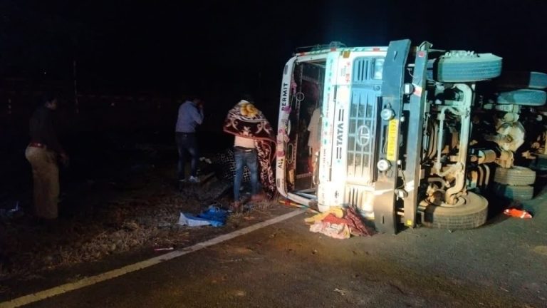 तोताघाटी में मौत बनकर टूटा पहाड़, चलती ट्रक पर गिरा मलबा, दर्दनाक मौत