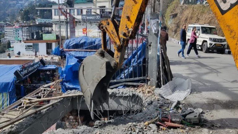 माल रोड पर गरजा बुलडोजर, अवैध निर्माण पर नगर पालिका का सख्त वार, ठेकेदार से हुई तीखी बहस