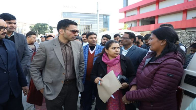 लापरवाही पर देहरादून डीएम का सख्त एक्शन, पिटकुल की रोड कटिंग पर रोक, XEN और ठेकेदार पर मुकदमा