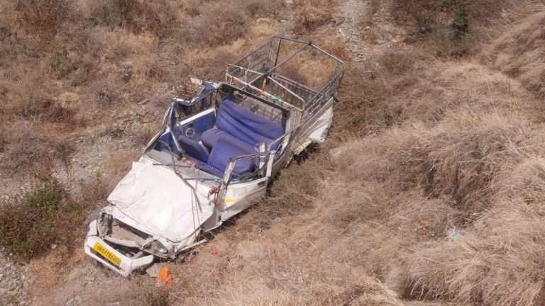 दर्दनाक हादसा: यूटिलिटी वाहन खाई में गिरा, महिला की मौत