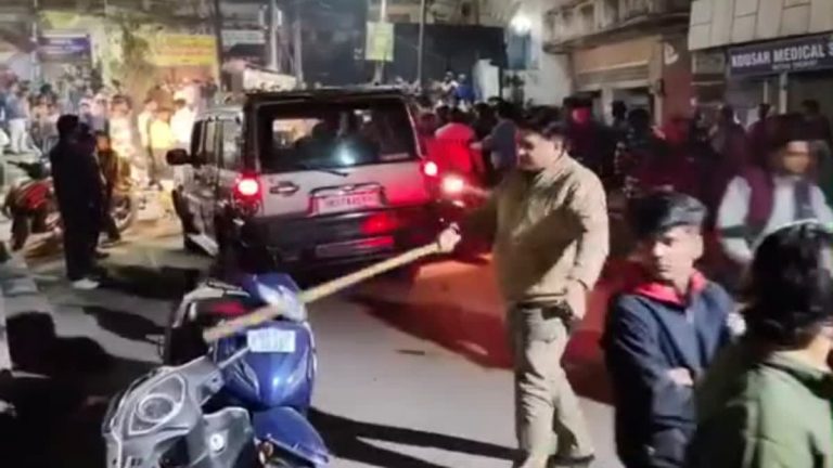 बच्चों की कहासुनी बनी संग्राम, घरों तक पहुंची लाठियां—पुलिस ने संभाला मोर्चा