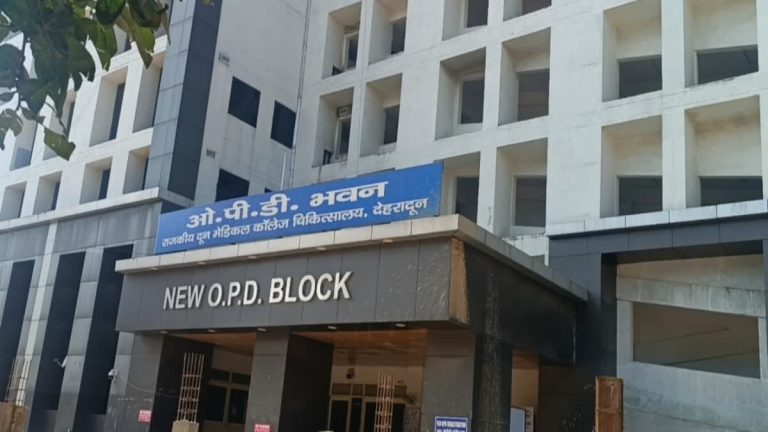 दून अस्पताल में खत्म होंगी लंबी कतारें, हर फ्लोर पर रजिस्ट्रेशन काउंटर और ओपीडी से ही भर्ती की सुविधा शुरू