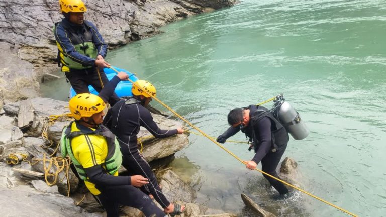 भीषण हादसा, तीनधारा के पास पिकअप अलकनंदा में समाई, तीन लोग लापता