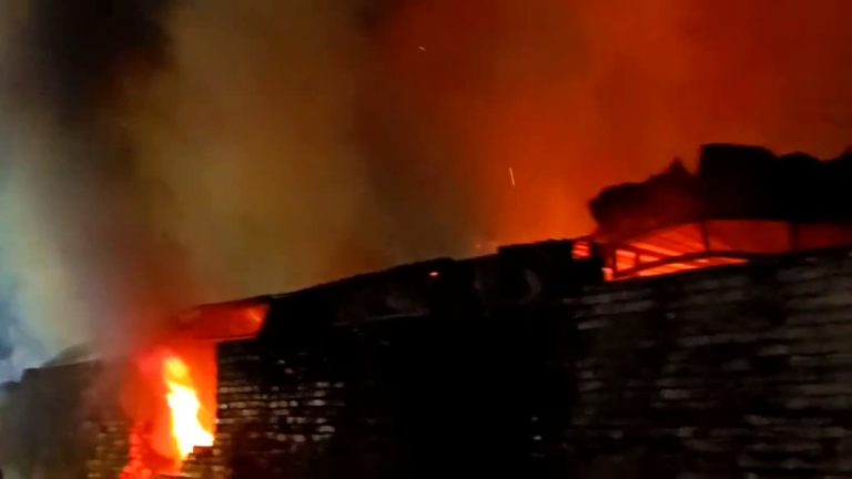 देहरादून में बड़ा अग्निकांड, लाखों का सामान स्वाहा