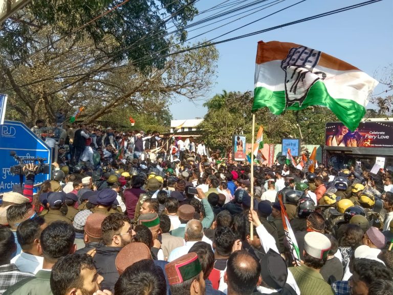 अपराध और बेरोजगारी पर सरकार घिरी, हजारों कार्यकर्ताओं का राजभवन कूच