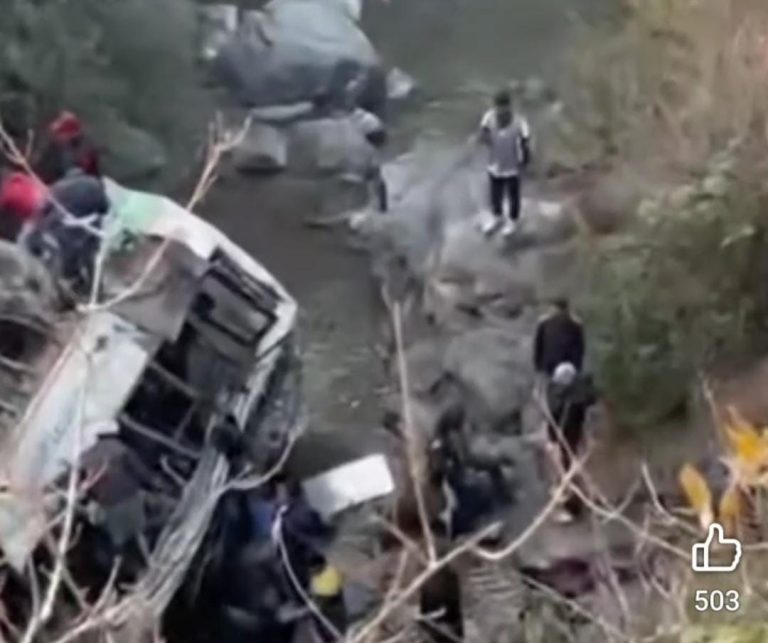 देहरादून में बड़ा सड़क हादसा: हिमाचल रोडवेज की बस खाई में गिरी, 3 यात्रियों की मौत, कई घायल
