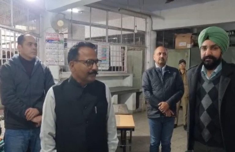 डीएम के अचानक पहुंचते ही खाली हुआ हल्द्वानी आरटीओ, अव्यवस्थाओं पर चला प्रशासन का सख्त चाबुक