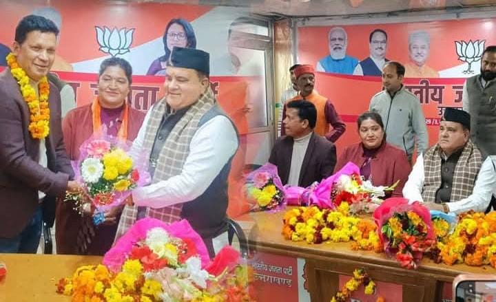 पौड़ी नगर पालिका अध्यक्ष हिमानी नेगी पति केशर नेगी सहित सेकड़ो कार्यकर्ता प्रदेश कार्यालय भाजपा में हुए शामिल 