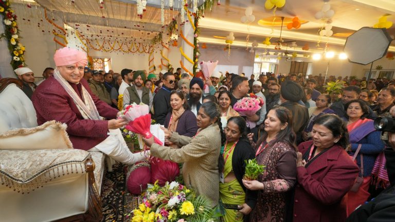 श्री महंत देवेंद्र दास जी महाराज के प्रकटोत्सव पर निशुल्क स्वास्थ्य शिविर। देश विदेश से पहुंचे श्रद्धालु-संगत