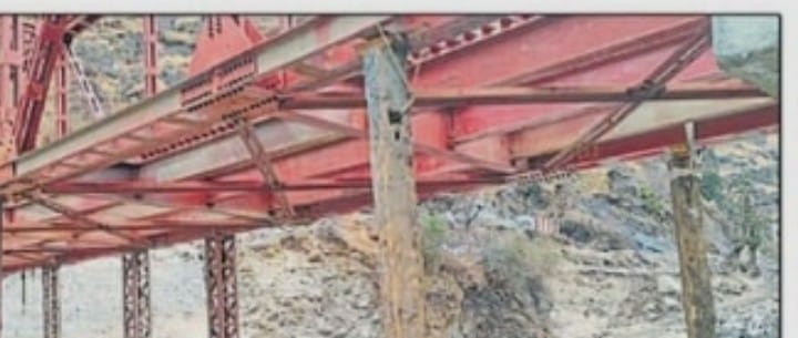 गजब : लकड़ी की बल्लियों के सहारे खड़ा किया मोटर पुल। सुरक्षा मानकों की अनदेखी से आक्रोश